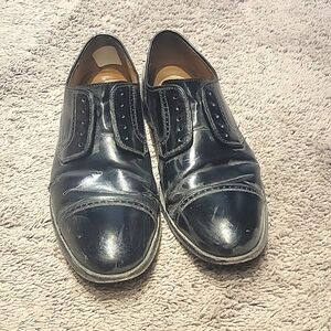 Mens dress shoes size 8. Black. Brand: Johnston and Murphy